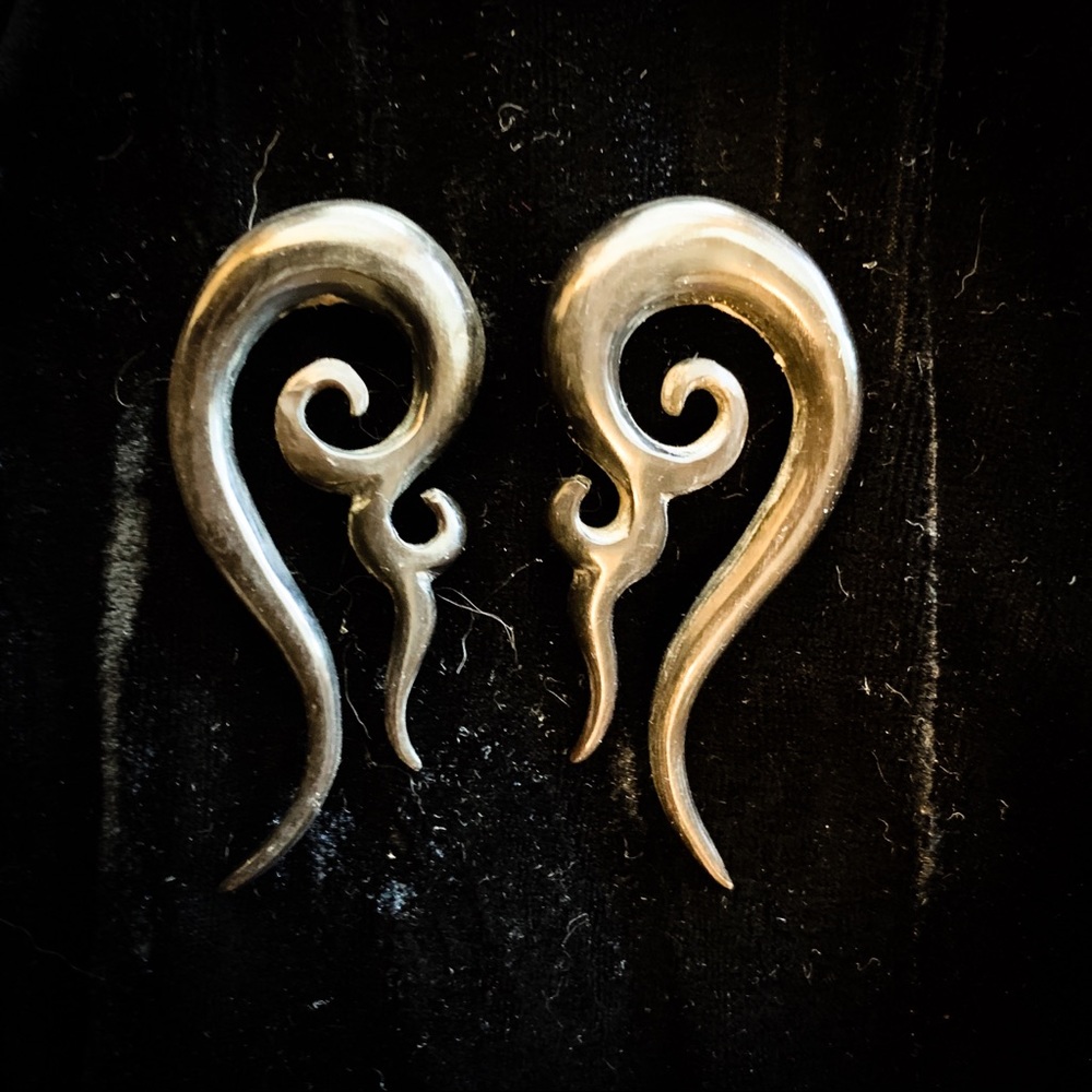 Hand Carved Horn Ear Weights 00 Gauge